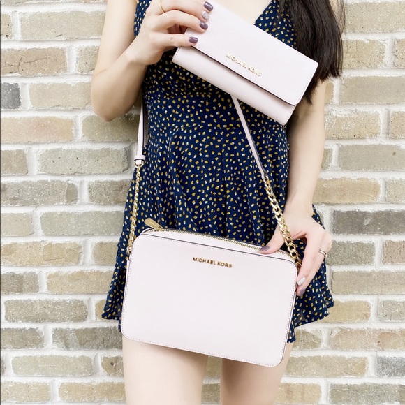 Gaby’sBags👜 bundle Michael Kors Crossbody wallet - Picture 2 of 3